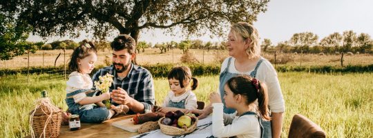 Mallorca Idylle Familie am Tisch inmitten der Natur